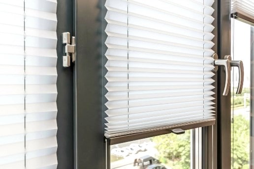 Шторы плиссе на окна белые